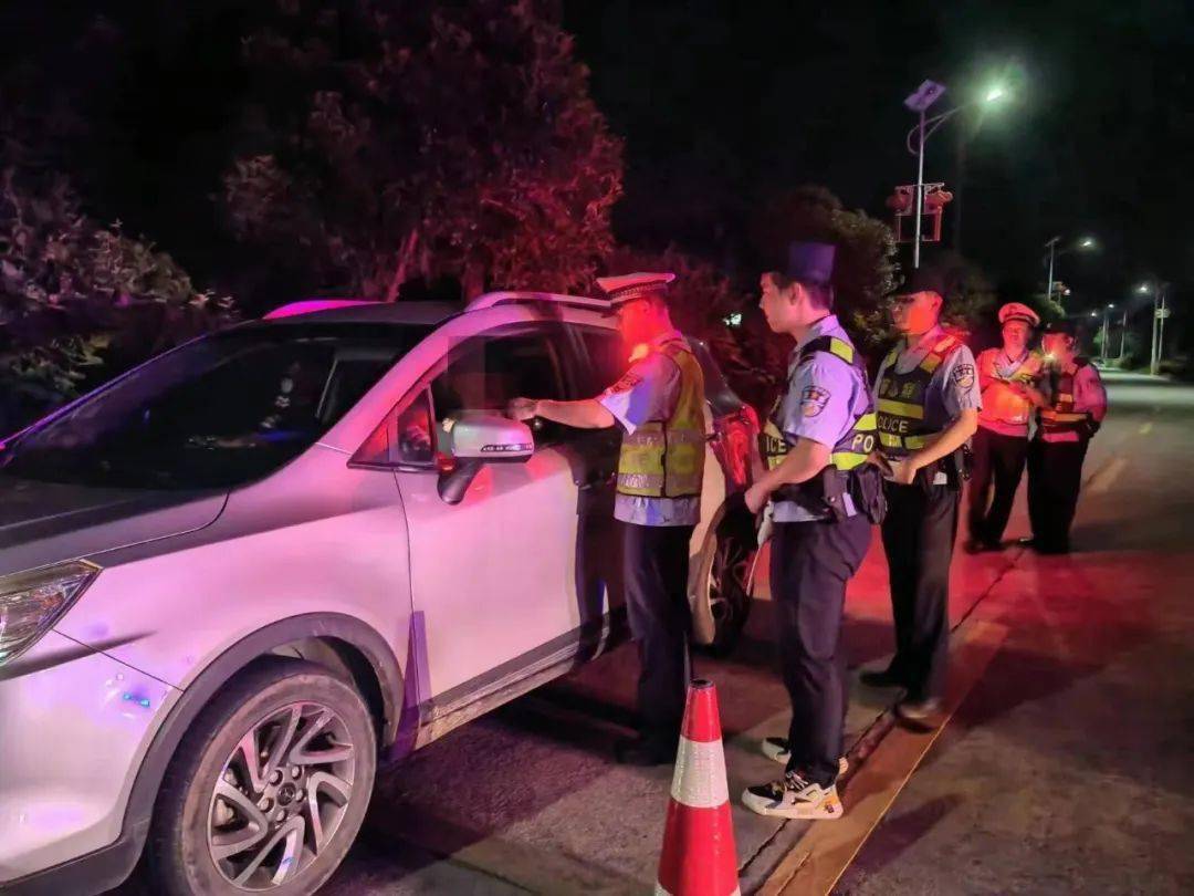 等违法犯罪行为加大安全防控宣传在县文体中心,超市等人员密集场所