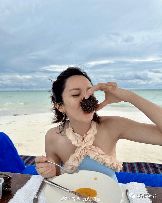 张曦雯今日(29日)在社交网派福利,穿上泳衣在风景怡人的海边,虽然她