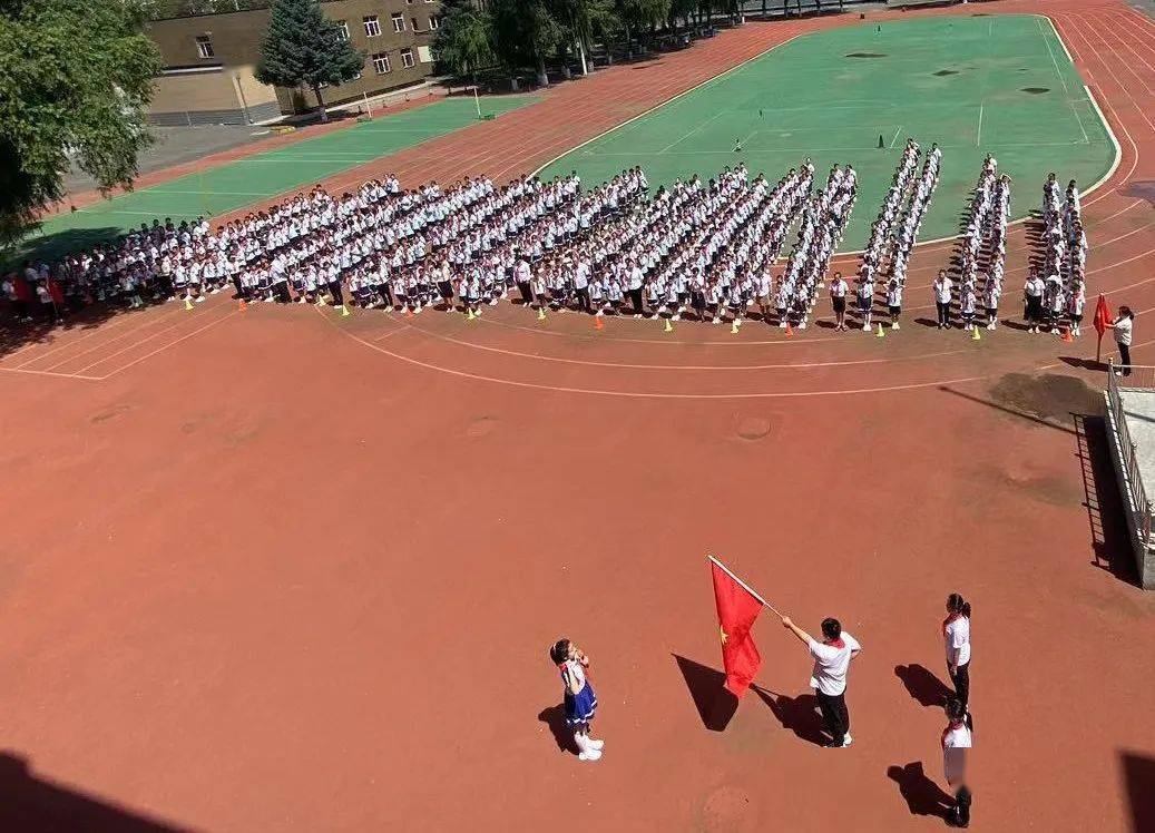 红岩小学大队长冯籽诺同学带领新队员在队旗下庄严宣誓,随着朝气蓬勃