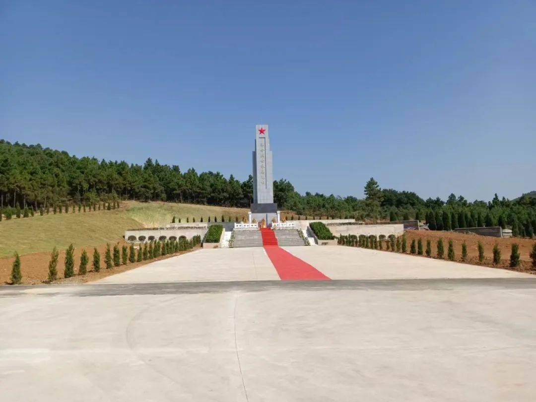 满足村民对文化的需求,高标准建立村级活动室,农家书屋,百姓广场,乡村