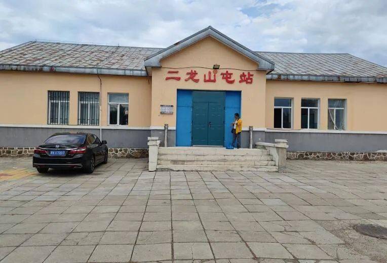 二龙山屯站位于黑龙江省黑河市境内,当地盛产碎石,有多家规模较大的