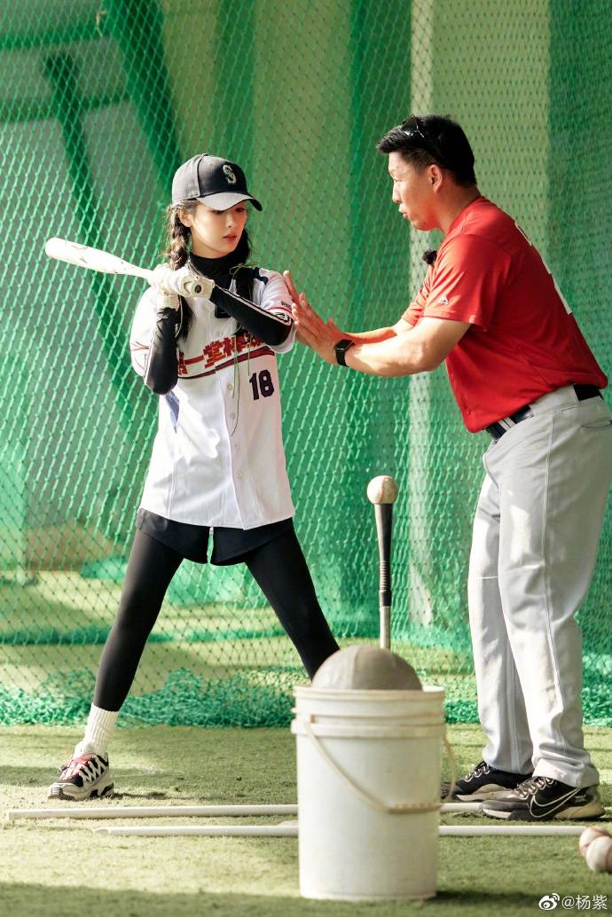 杨紫官宣成为mlb中国棒球文化推广大使,此前曾发布打棒球写真_微博_职