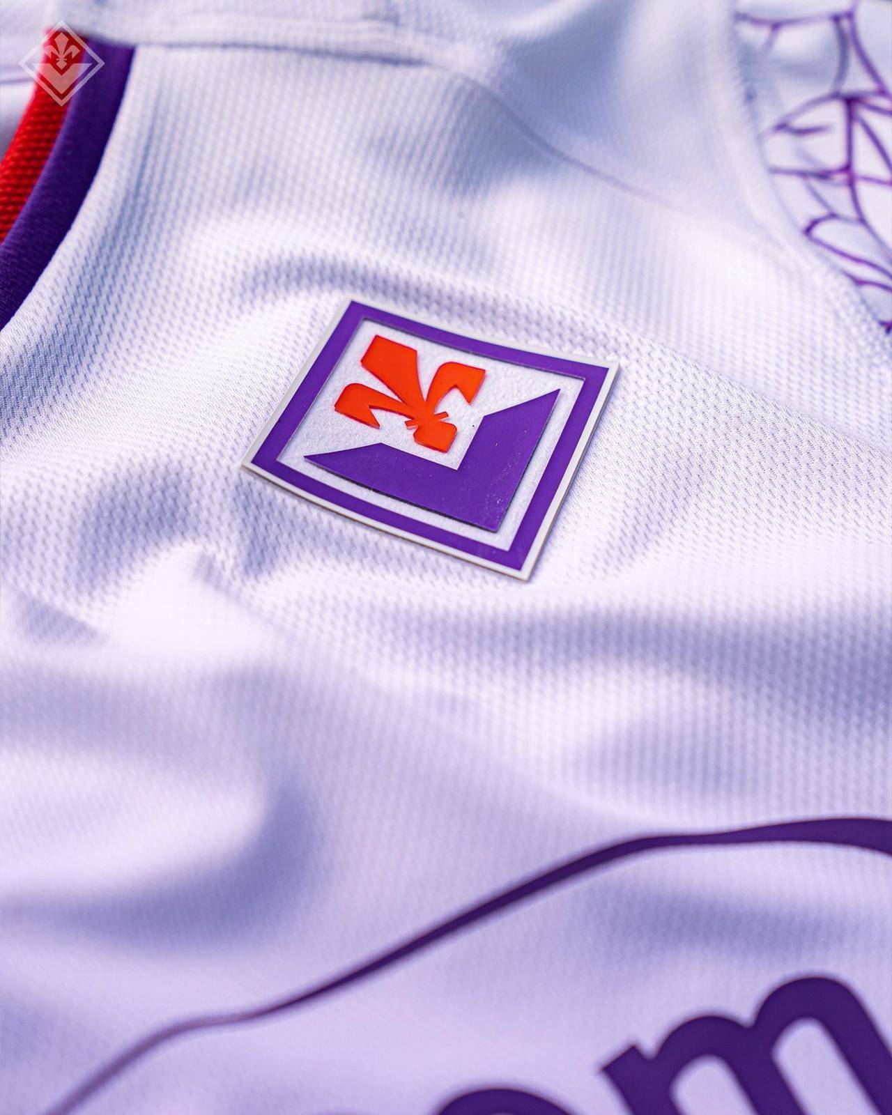 佛罗伦萨发布2023/24赛季客场球衣_图案_主场_衣领