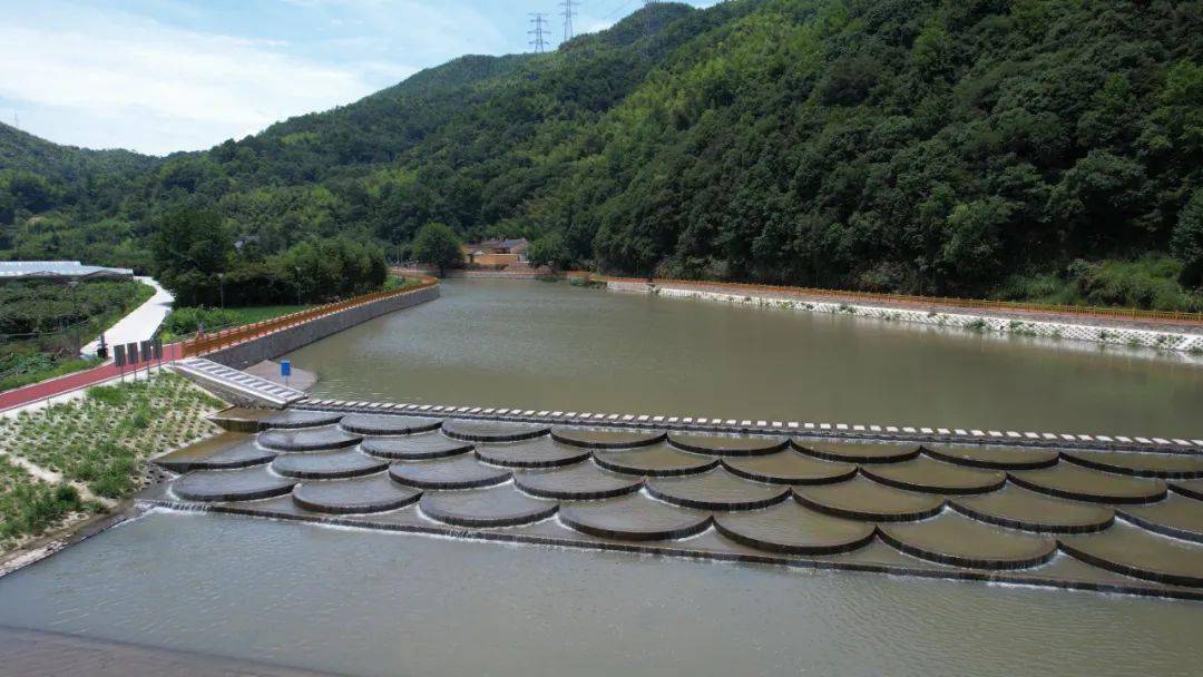 其中打造的生态护坡,观赏步道,鱼鳞坝等,成为周边村民及游客观光休闲