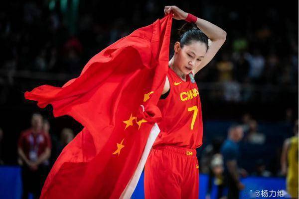 中国女篮时隔12年再夺亚洲杯冠军！超强姐妹花同台领奖