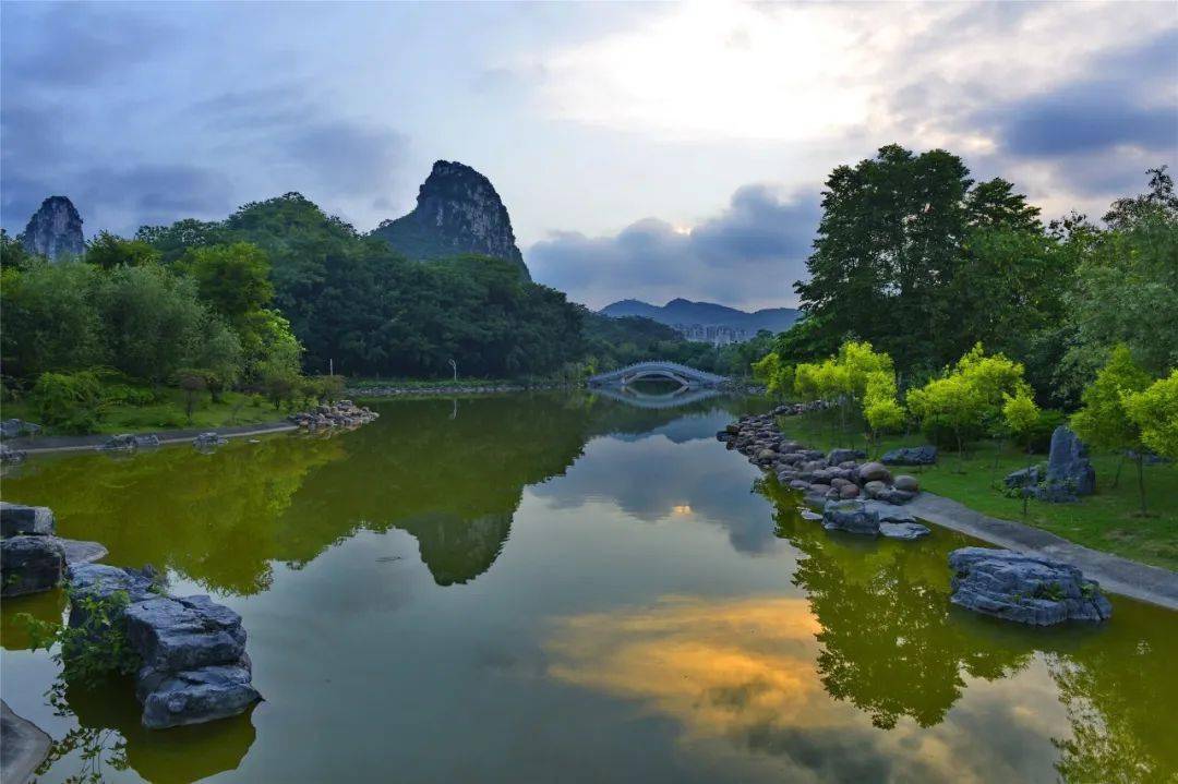 馬鞍山,鵝山,箭盤山,文筆峰等保存了典型的喀斯特地貌形態因柳江穿流