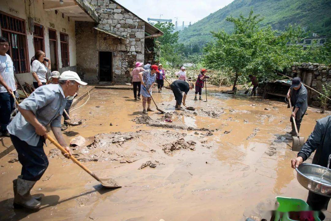 7月3日16时45分镇雄气象台发布雷电黄色预警信号[Ⅲ级/较重]预计今晚