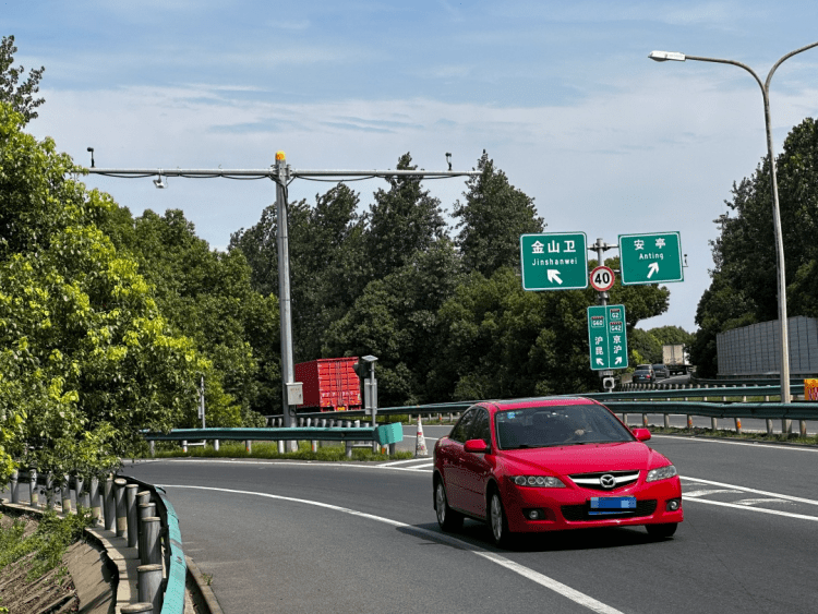 上海城投公路集团近日在g1503天马收费站率先开展高速公路复合通行卡