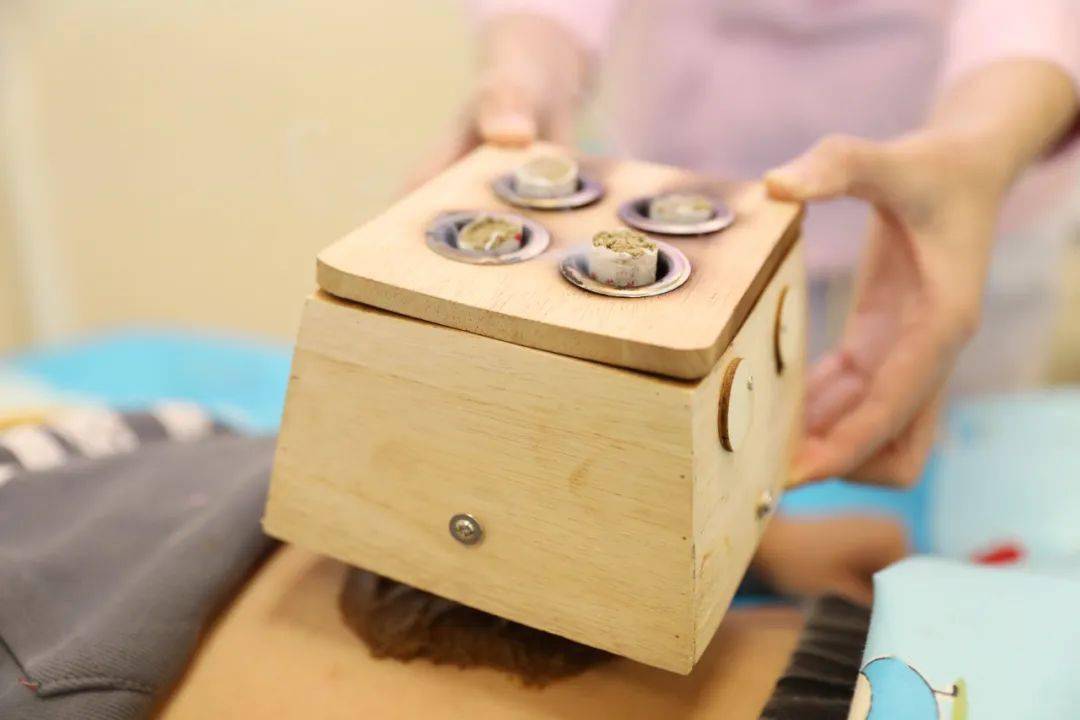 穴位贴敷灸穴位贴敷灸治疗,是将白芥子,细辛,延胡索,麻黄,丁香,肉桂等