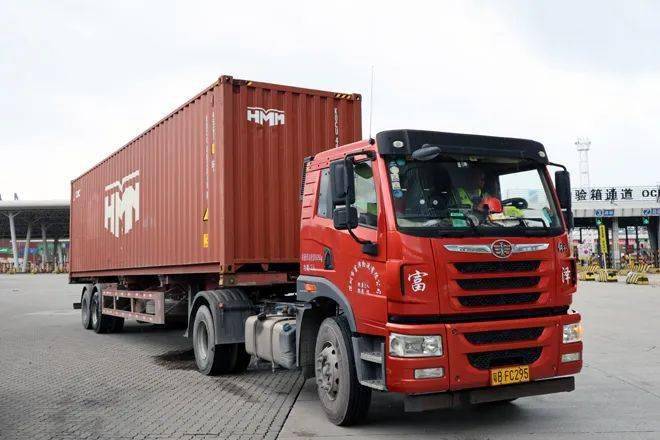 2002年,胡广金跟着亲戚南下深圳打工,机缘巧合之下,遇到开货柜车的