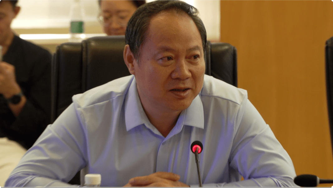 (乌海市市委常委,副市长耿海军发言)乌海市市委副书记,市长崔景英介绍