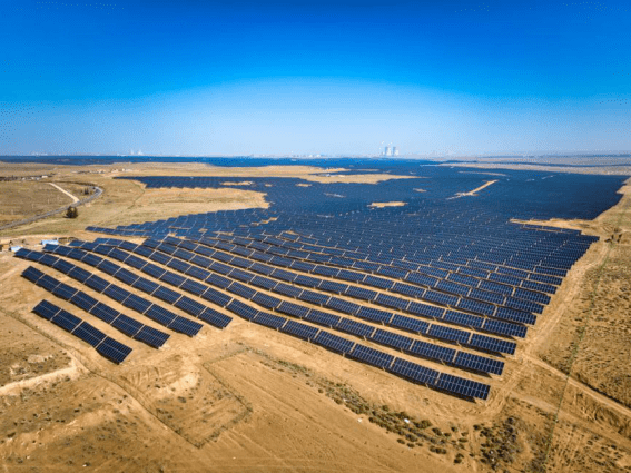 国能宁东200万千瓦光伏大基地就坐落在距宁夏银川约80公里的宁东能源