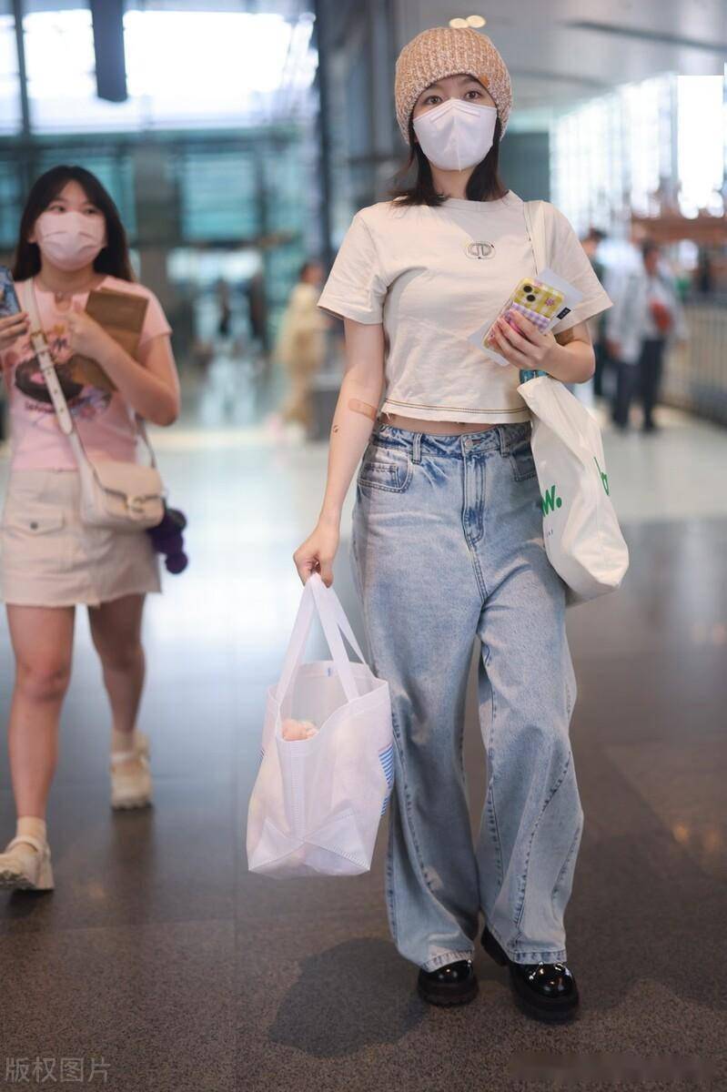 街拍:李兰迪白色t恤 阔腿牛仔裤简单时尚_机场_上海