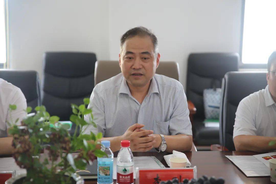 锦绣集团邱锦飞向考察团介绍了公司发展历程,主要产品,人才引进等情况