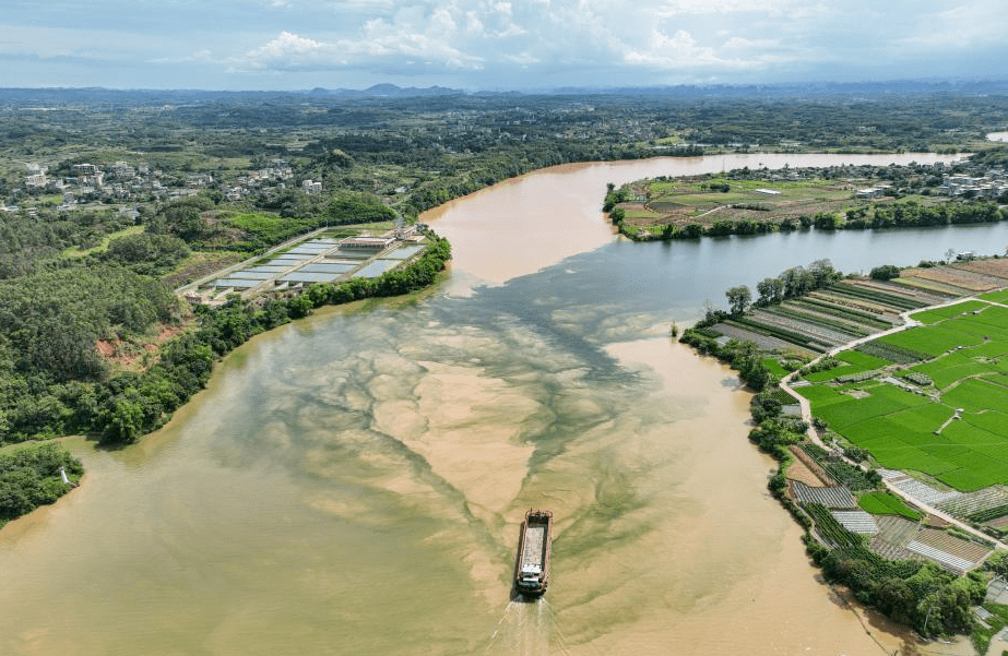 南宁三江口现"鸳鸯江"!一边是黄色,一边是绿色~_右江_江水_景观