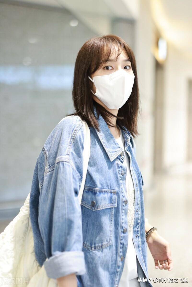 张佳宁身穿牛仔外套 牛仔裤简约随性