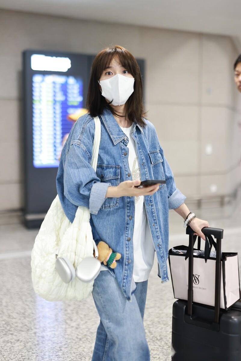 张佳宁身穿牛仔外套 牛仔裤简约随性