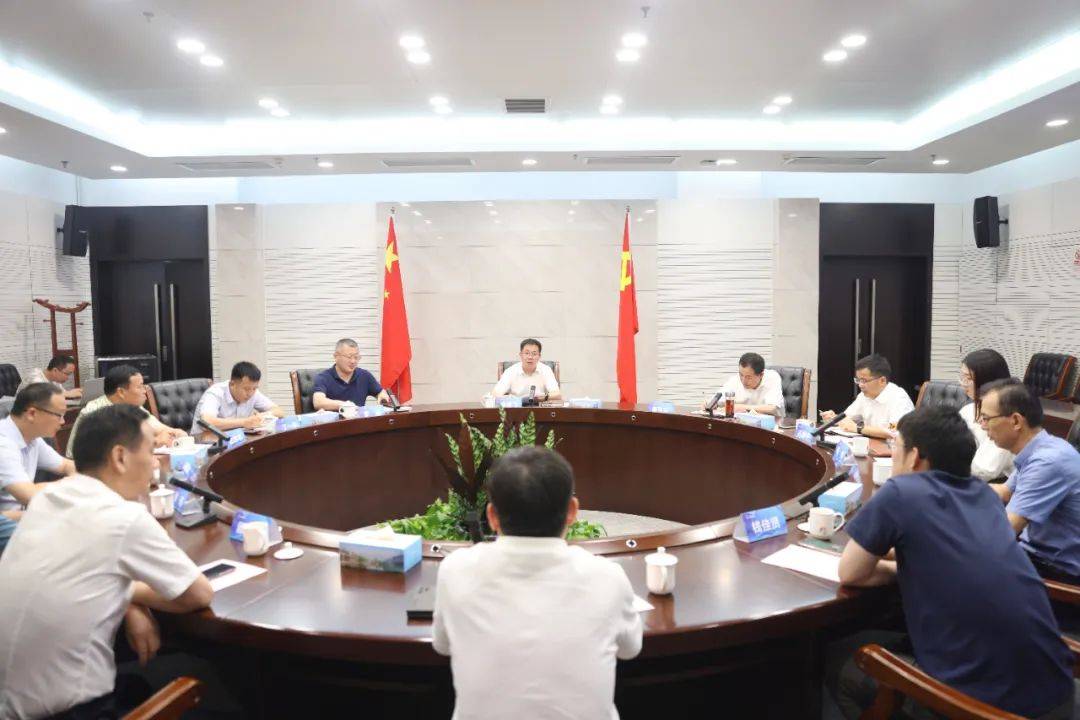 区委书记温建飞与8位企业家面对面座谈,围绕"助推南浔主导产业高质量