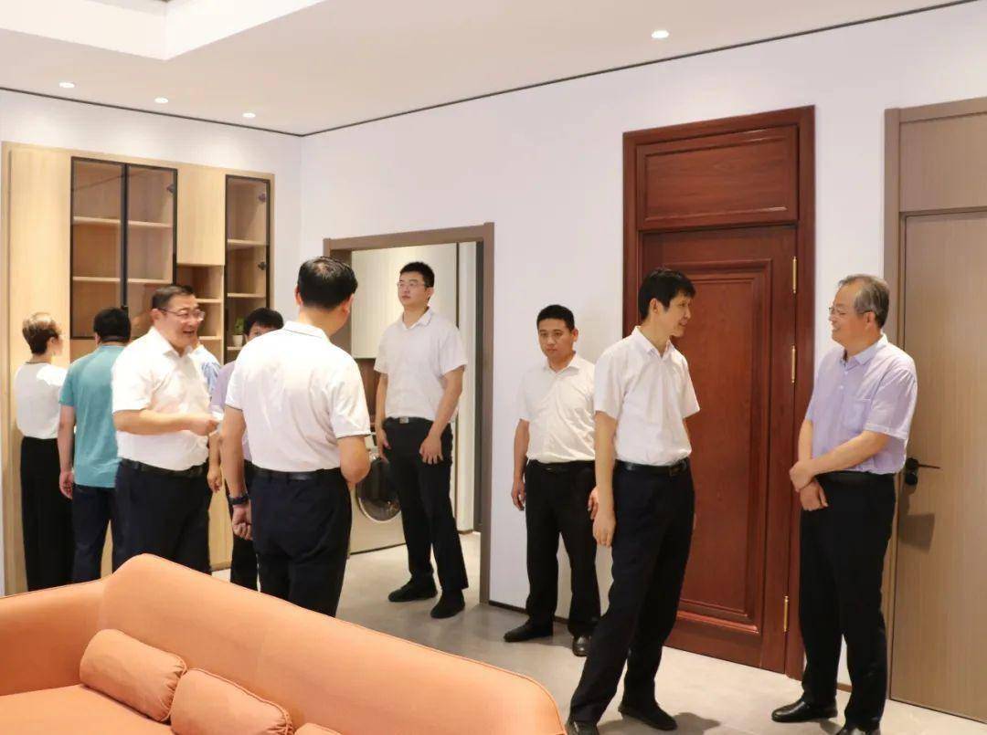 临朐县政府挂职科技副县长李备友,临朐县干部教育中心主任王成建等