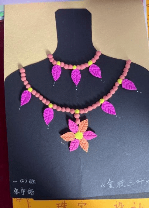 利用自己喜欢的颜色,形状,图形等体现出不同的规律(设计图案至少重复3