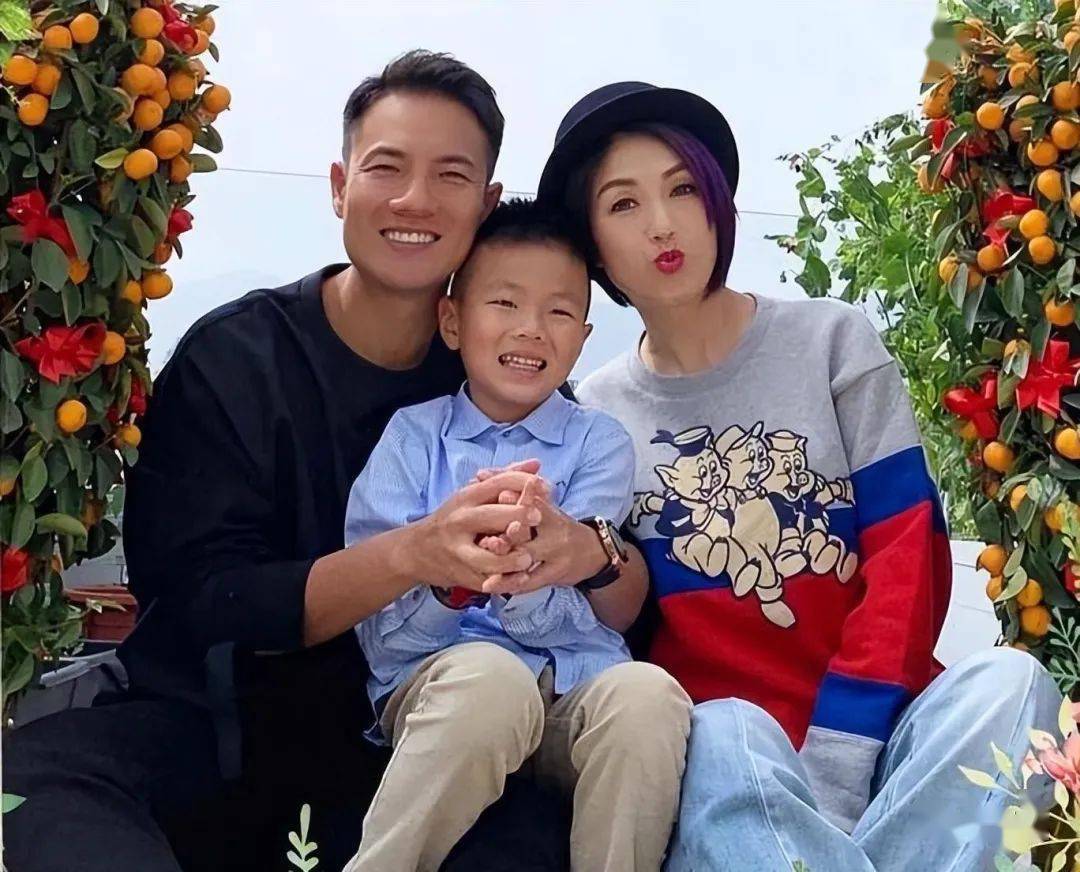 本月初,儿子迎来小学毕业,杨千嬅与小5岁老公丁子高抽空出席典礼.