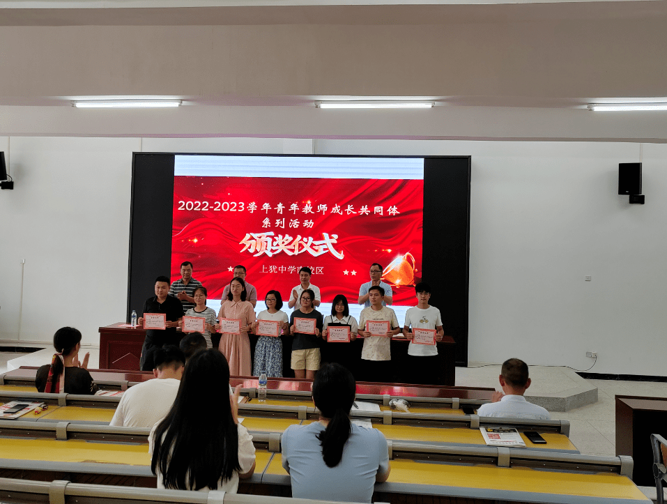 学生参加智能机器人技能提升活动图 | 国旗班图 | 红色研学活动图