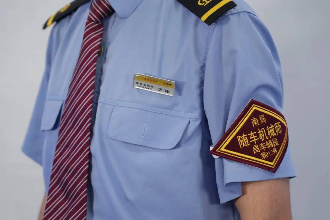你还想看到铁路什么岗位的制服秀评论区留言告诉我们吧酷暑天"打铁花"