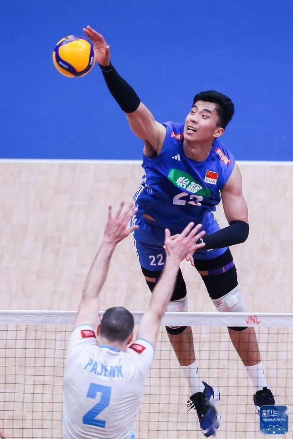 中国队球员俞元泰(左一)在比赛中进攻.