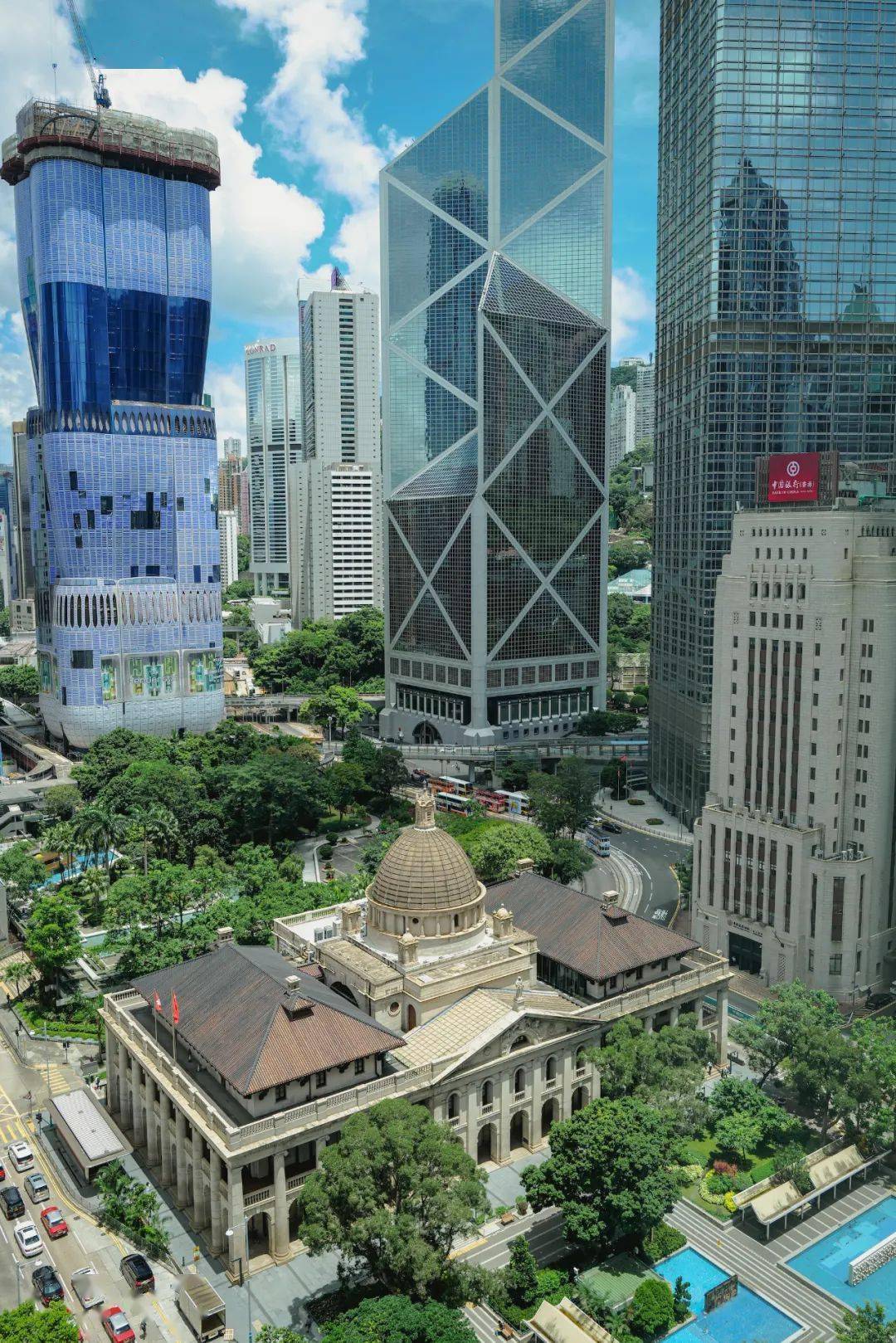 香港文华东方酒店楼下就是皇后像广场,遮打花园,香港终审法院,以及