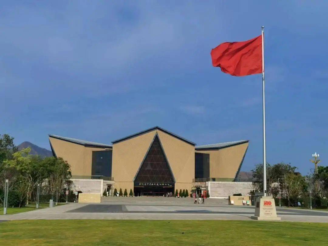 攀枝花中国三线建设博物馆获赠"天安门广场建党百年庆典百面红旗"第