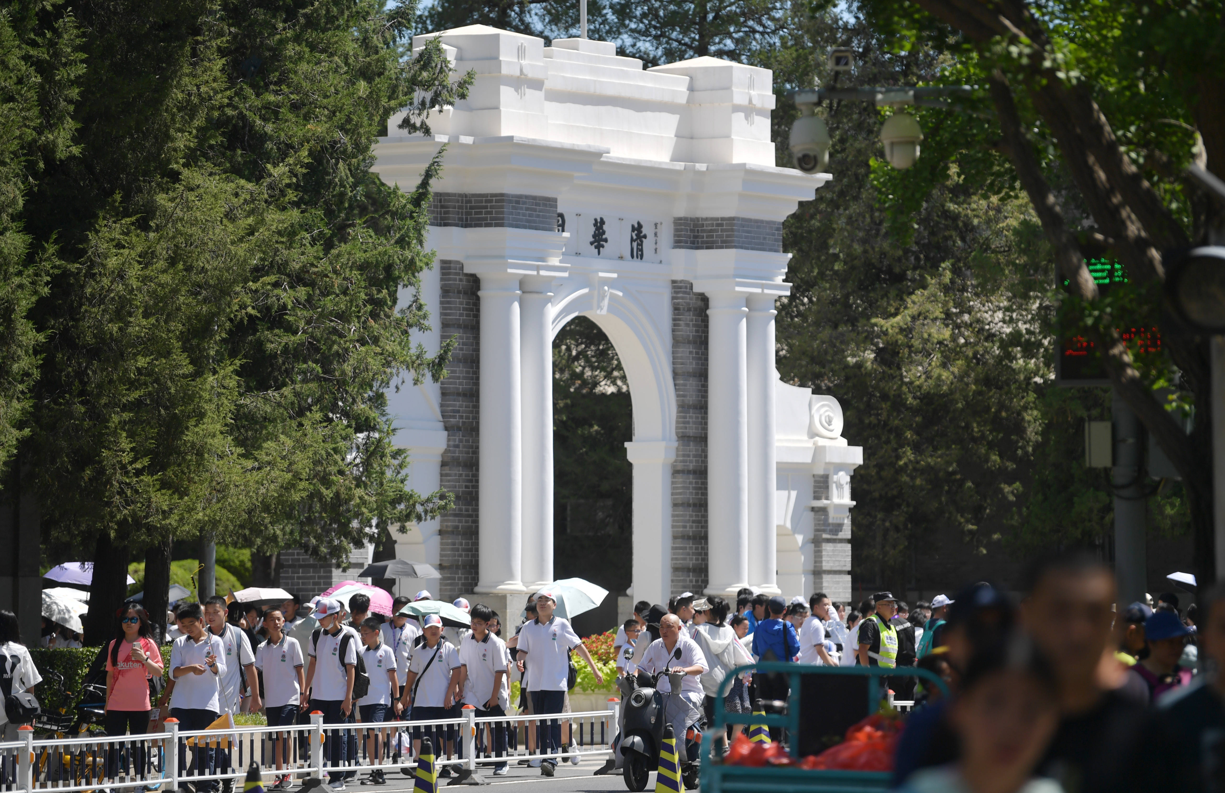 清华大学知名的二校门前