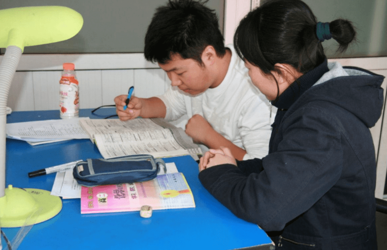 高三学生补课费,一小时2000元,就很离谱,双减之前有这么高吗_孩子