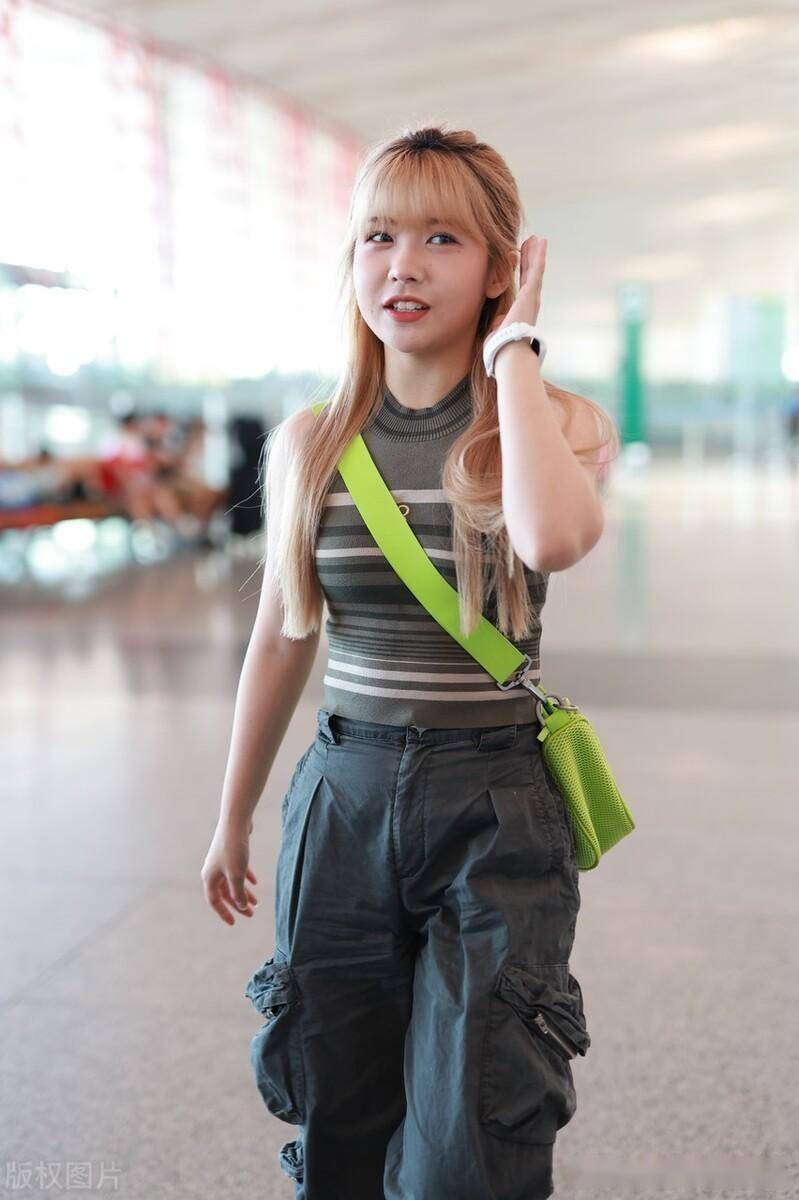 赖美云现身北京机场,一头金发时尚甜美