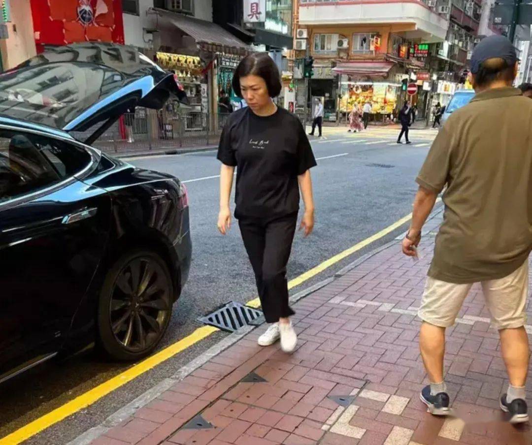 56岁「最美苏荃」冯晓文近照曝光 素颜全黑出街买烧味气质仍在_网友