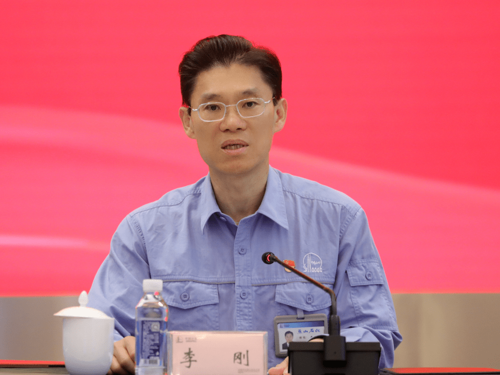 曲宏亮主持会议,公司领导李栋华,孔健,程嘉猷,赵保成,黄文斌出席会议