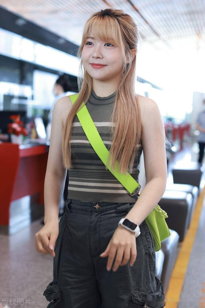赖美云长发飘飘靓丽夺目,比心拍照亲和力满满_机场_北京