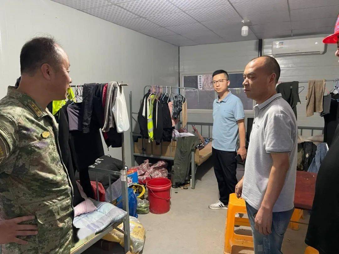 夜巡,夜访"行动62县委常委,统战部长唐红专到三江街道开展周一"夜查