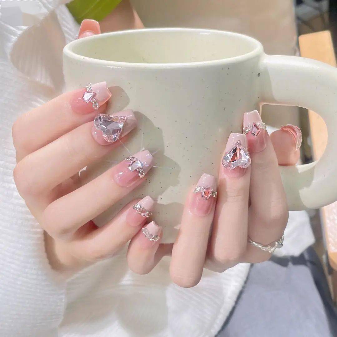 法式美甲的优雅魅力,没有那个女生会拒绝!_穿戴_款式_指甲