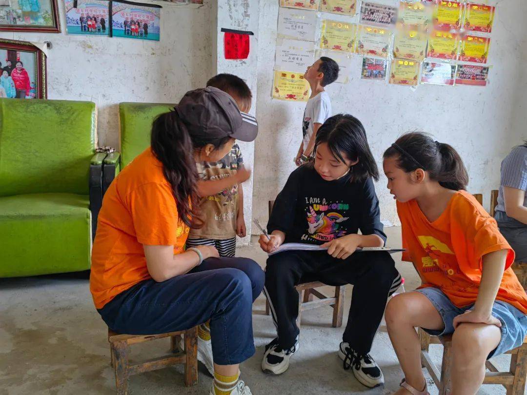 项目团队的志愿者对广西河池南丹里湖乡纪呇小学的麦田孩子进行了回访