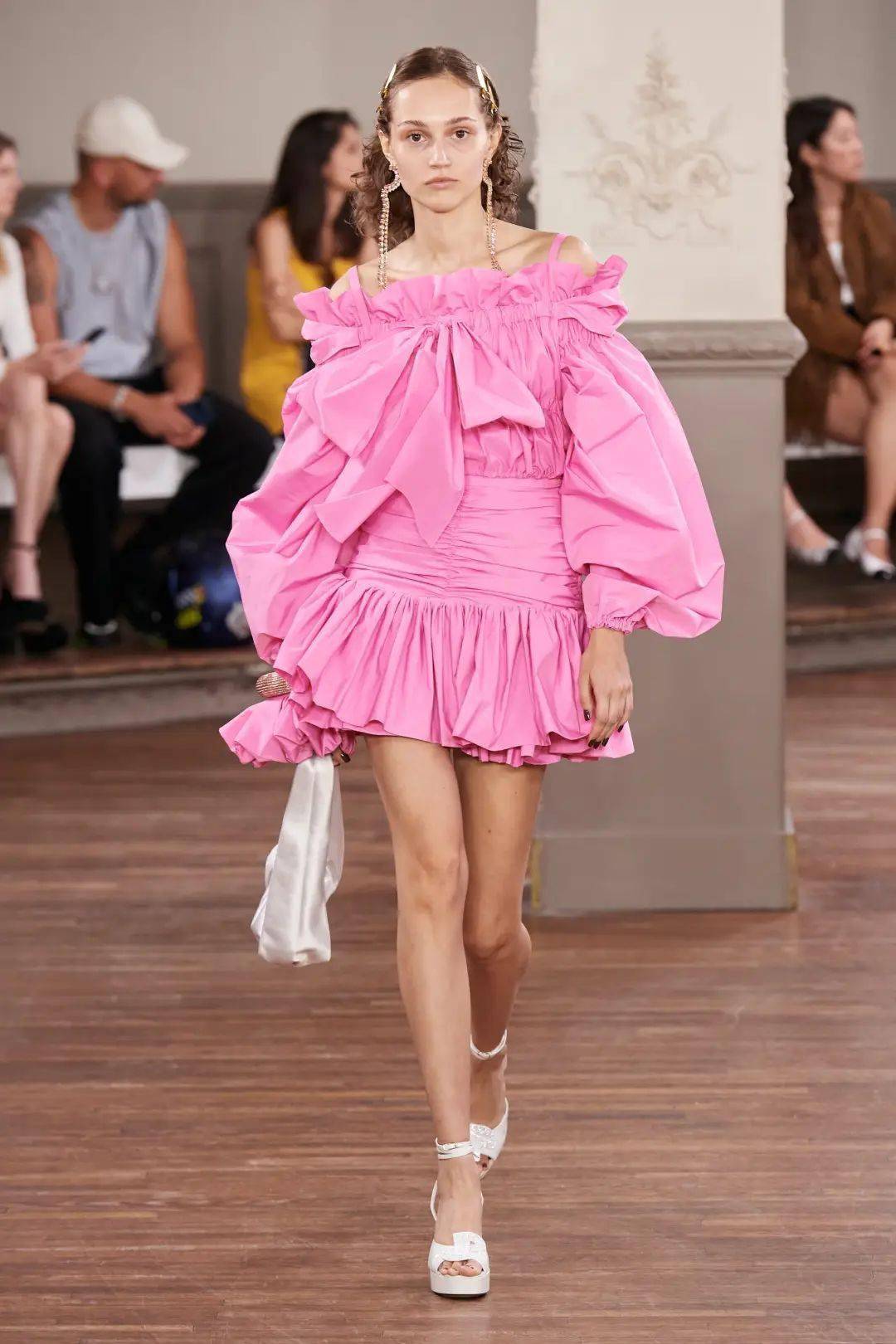 2024早春女装4大关键流行趋势_粉色_美人鱼_元素
