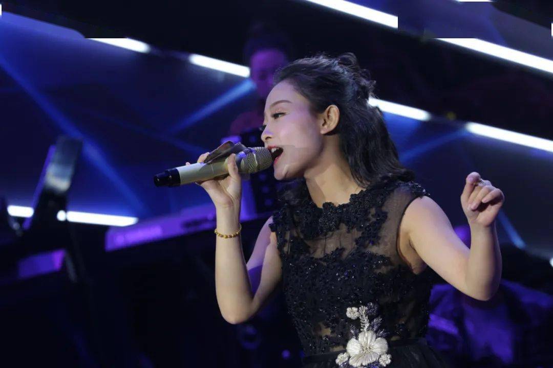 奖项设置天门好声音第八季设立冠军,亚军,季军各一名,优胜奖七名.