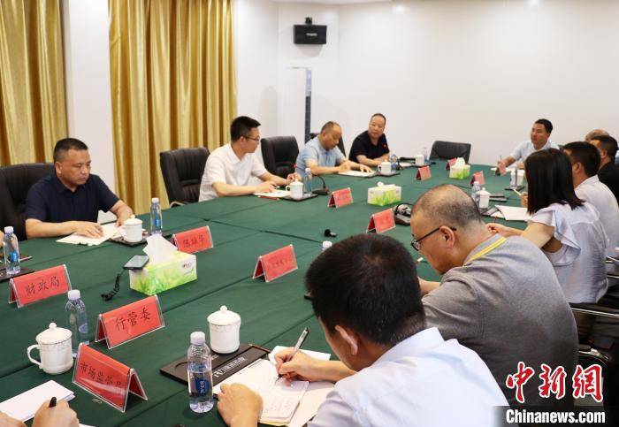 柘荣县委书记张晓容(左二)带领相关部门负责人与福建省闽东力捷迅药业