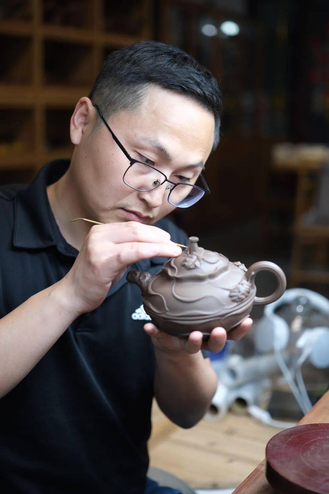 2011年进入紫砂行业学习紫砂制作技艺,师从高级工艺师史爱民