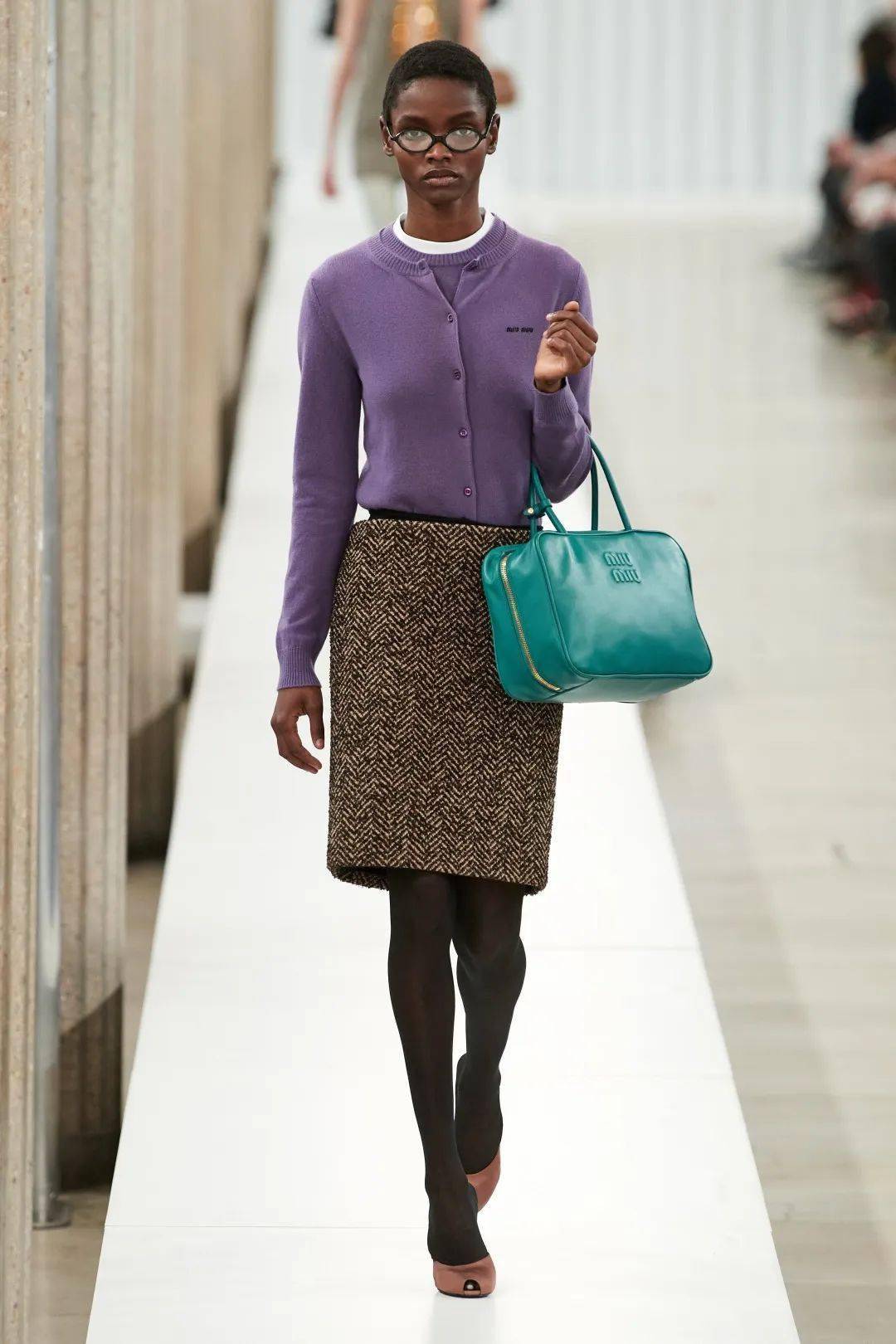 穿着内裤去上班!再短就不能"播"miu miu2023秋冬系列(没有最短,只有更