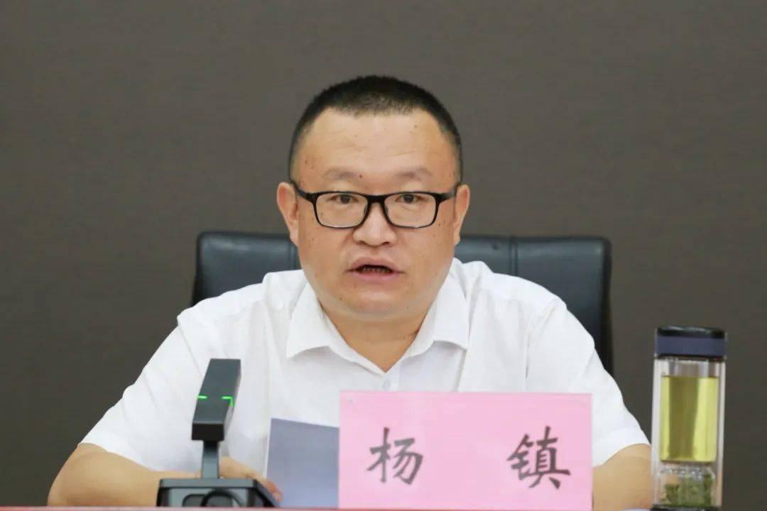 县委常委,县纪委书记,县监委主任杨镇主持会议并通报"清廉弥渡"建设