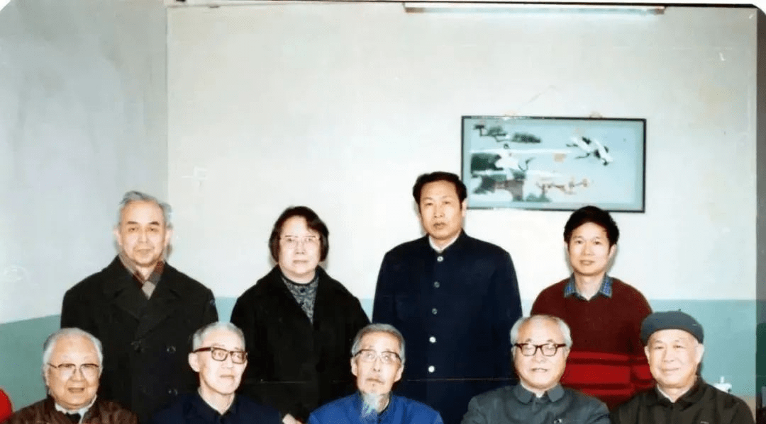 前排左起：启功、曹道衡、赵光贤、张政烺、陈贻焮 后排左起：聂石樵、邓