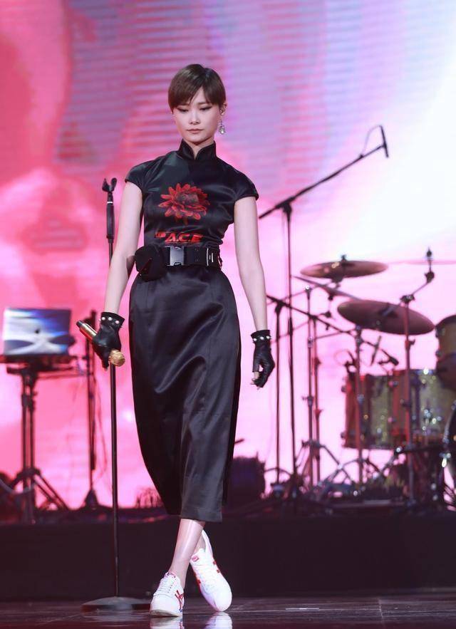 李宇春紧身衣造型,细腰翘臀对比强烈,假小子与女人味的完美融合_黑色