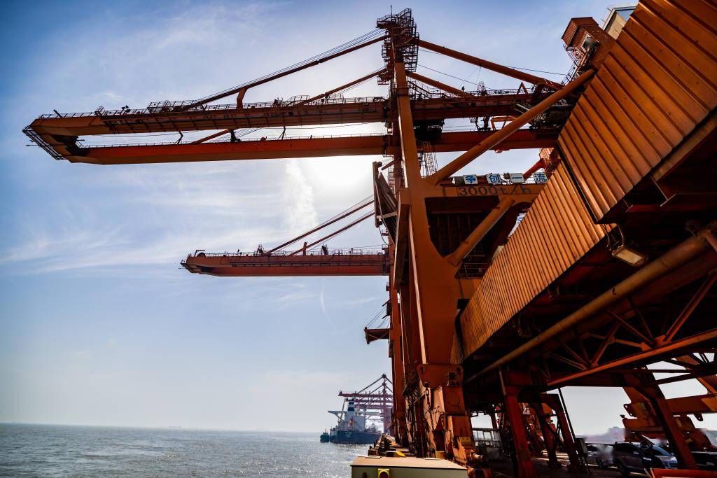 航拍河北曹妃甸40万吨级矿石码头!