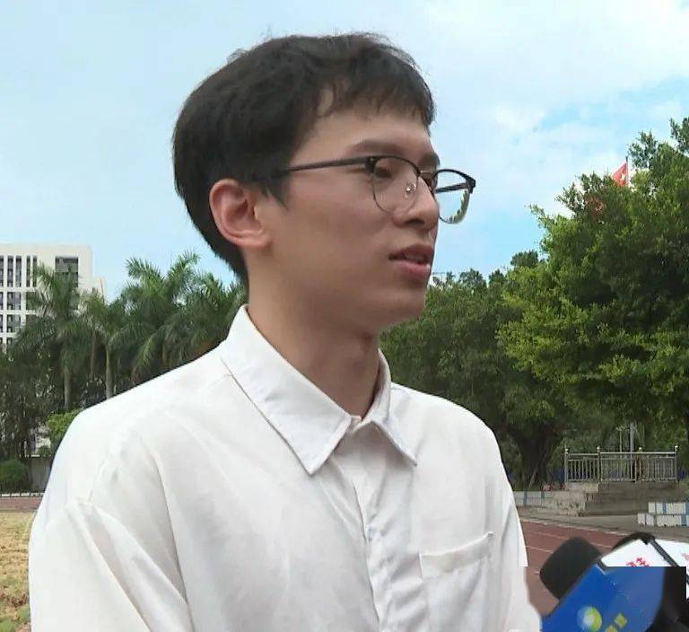 在仁荣中学,记者见到回母校报喜的卓瑞洁同学.
