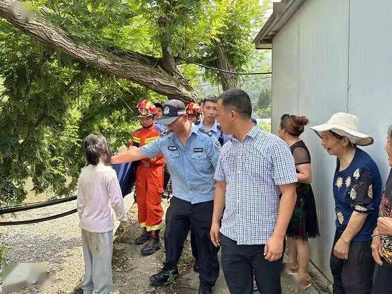 7月11日上午9时许万源市白沙镇青龙嘴村一名小女孩失足坠下悬崖卡在